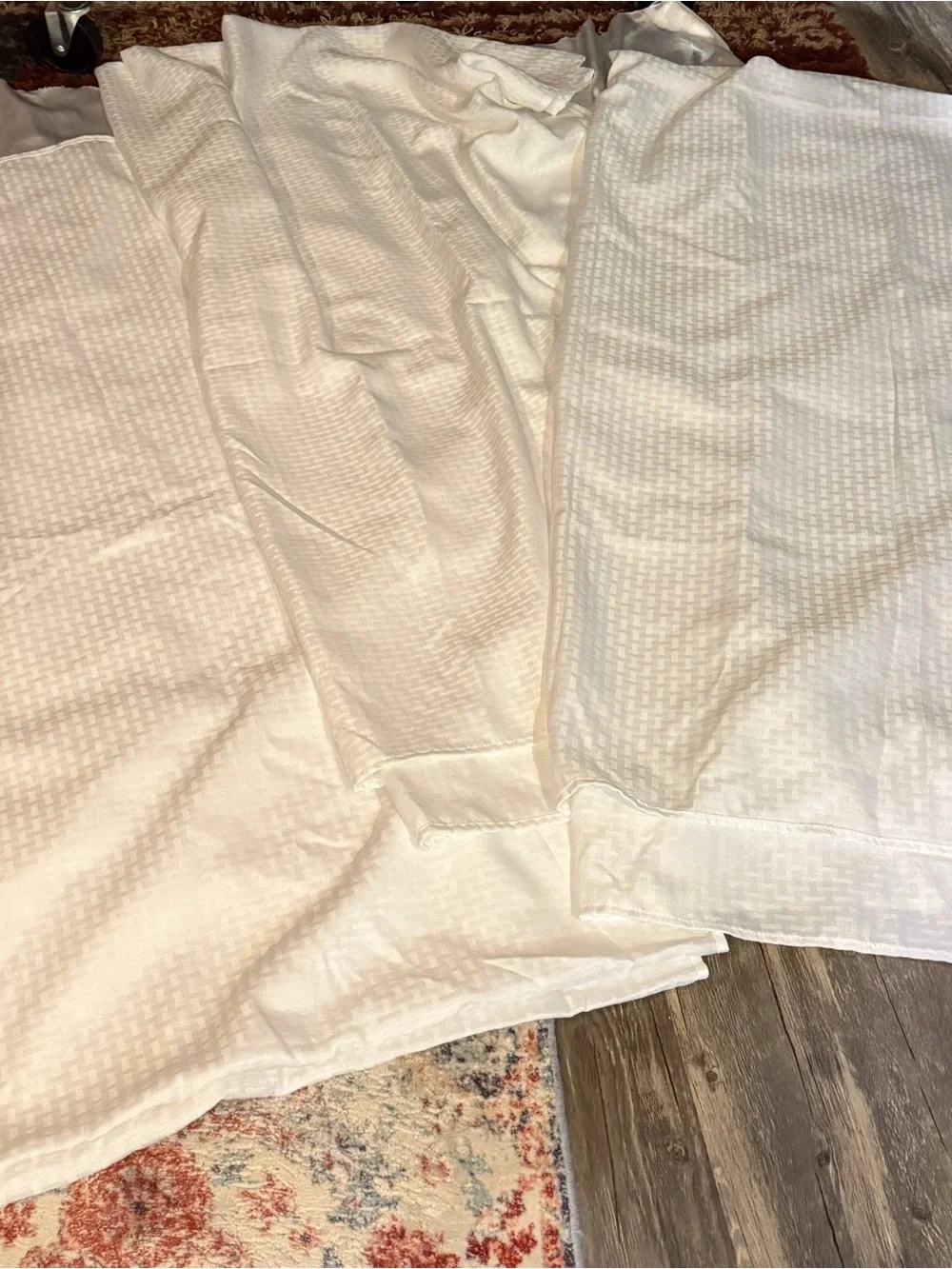 Mainstay White Quilted Tablecloths